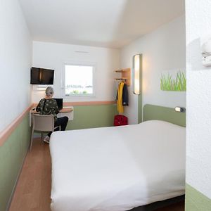 Zimmer mit Kingsize-Bett